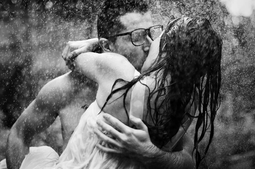влюбленные под дождем. мужчины и женщины под дождем. мужчина и женщина под дождем. человек под дождем. влюбленные под дождем.