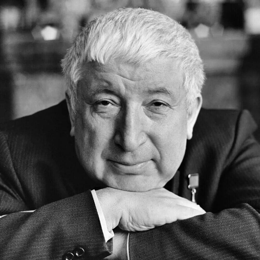 Я шел один по улице вчера гамзатов. Портрет расула гамзатова.