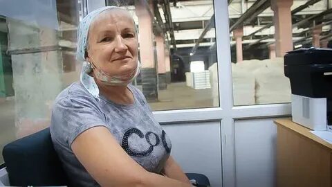 Каково имя старой работницы в семье калашниковых