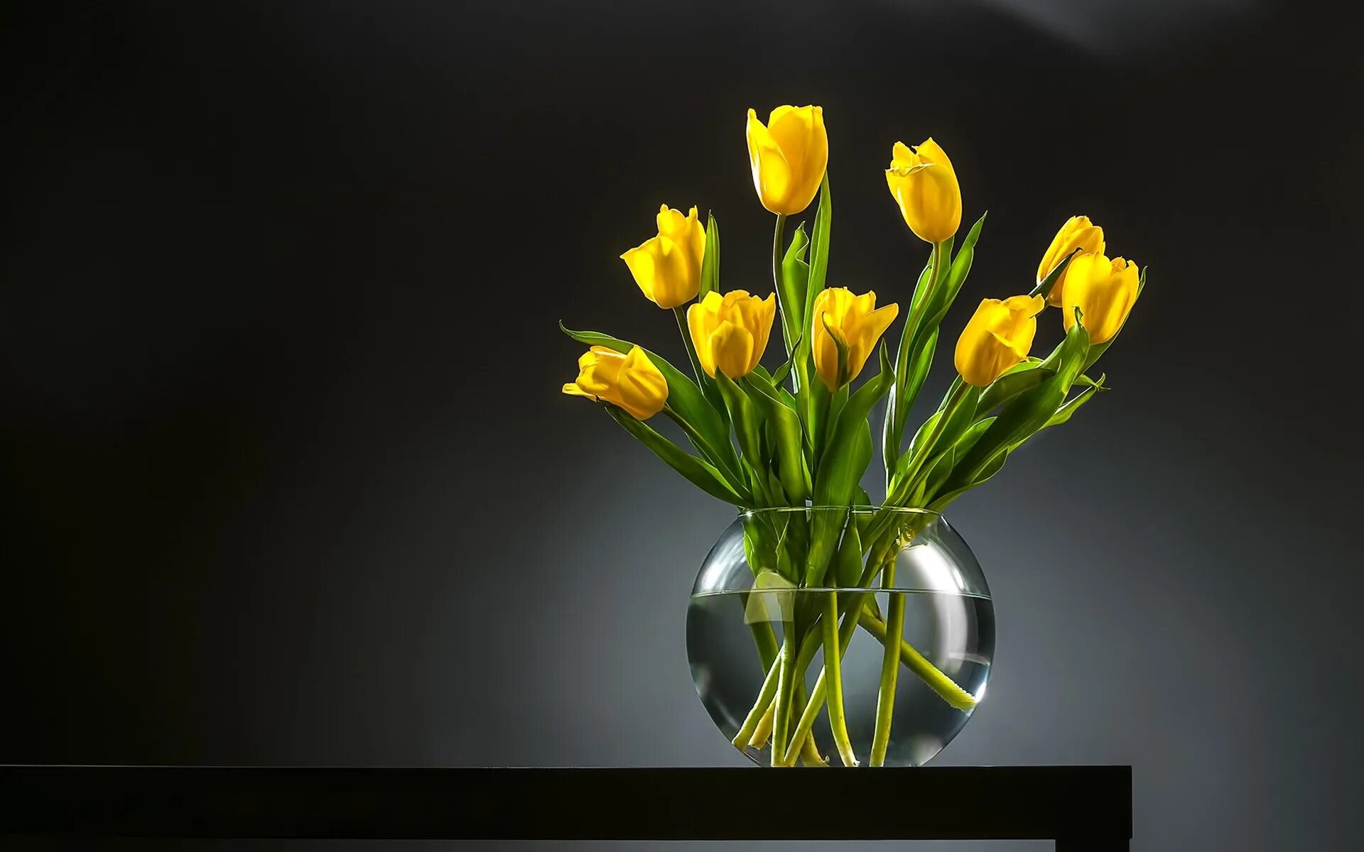 Тюльпаны в вазе. Букет желтых тюльпанов. Букет тюльпанов в вазе. Ваза с тюльпанами.