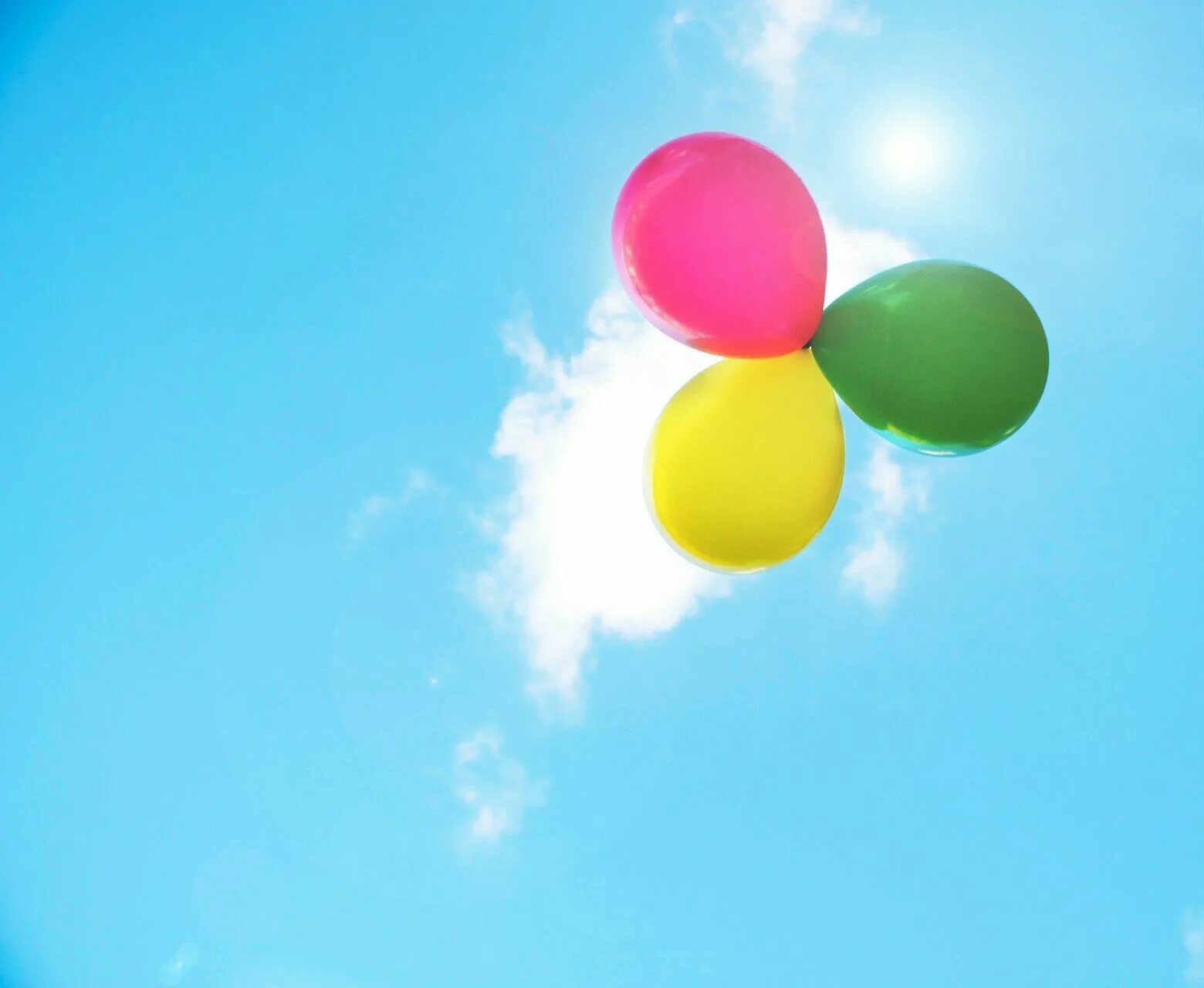 Три воздушных шарика. Шары в небе. Желтые шары в небе. Воздушный шар зеленый в небе. Зеленые шары в небе.