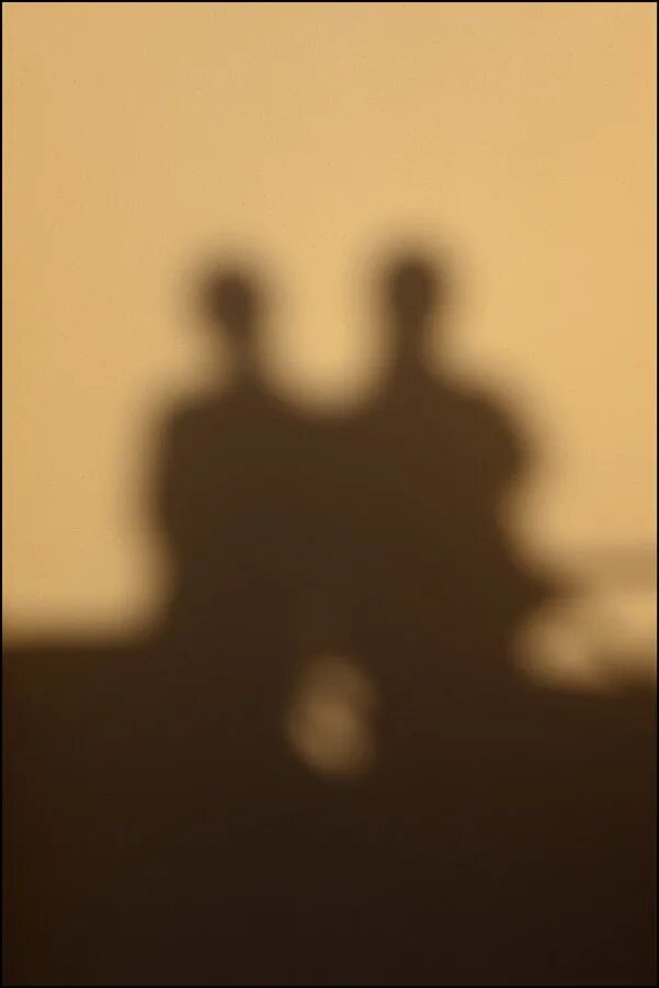 цвет тени человека. цвет тени человека. цвет тени человека. тень от человека. тень солнца.