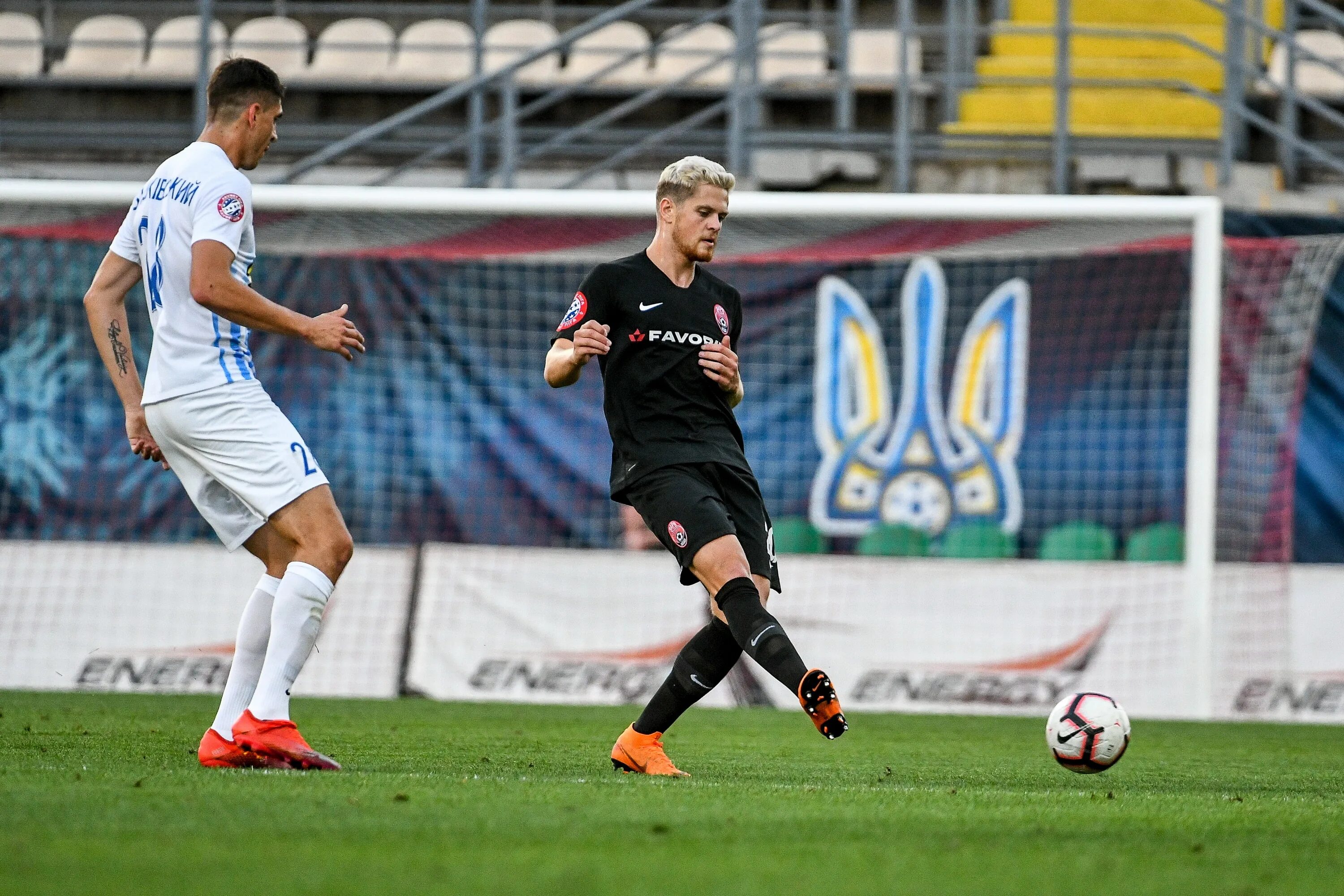 Форма фк заря. Заря луганск. Фанаты фк заря луганск. Заря луганск. Стадион заря луганск.