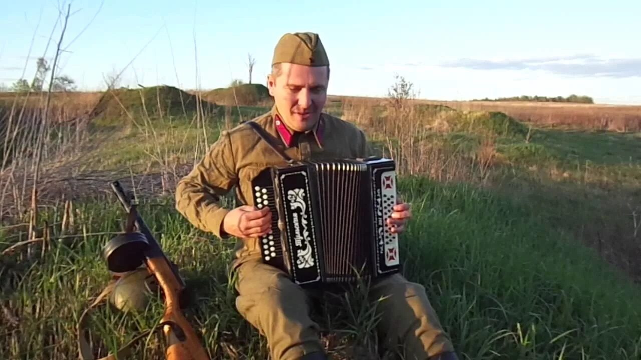 Песня какая ж песня баяна. Военный с гармошкой. Военный гармонист. Солдат с гармошкой. Гармонист на войне.