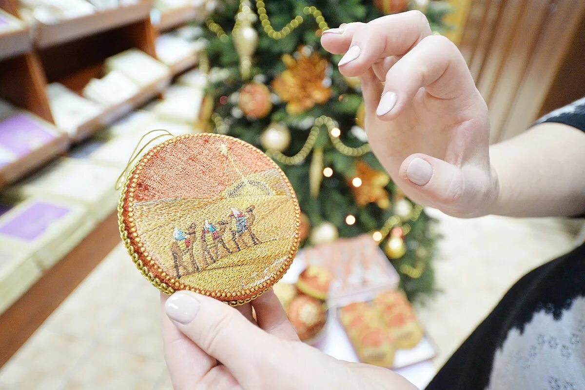 Екатеринбург вышивка ново тихвинского монастыря. Новотихвинский монастырь вышивка. Елка украшенная вышитыми игрушками. В церковной лавке ново-тихвинского монастыря в екб. Бишкек ремесла ярмарка.