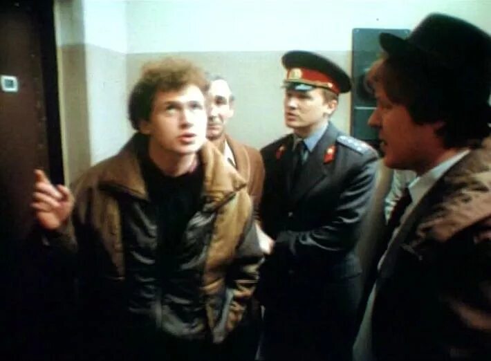 Игра всерьез фильм 1992. Игра всерьез фильм 1992 кадры. Олег фомин актер фильм игра всерьез. Игра всерьез фильм 1992. Армен джигарханян палача.