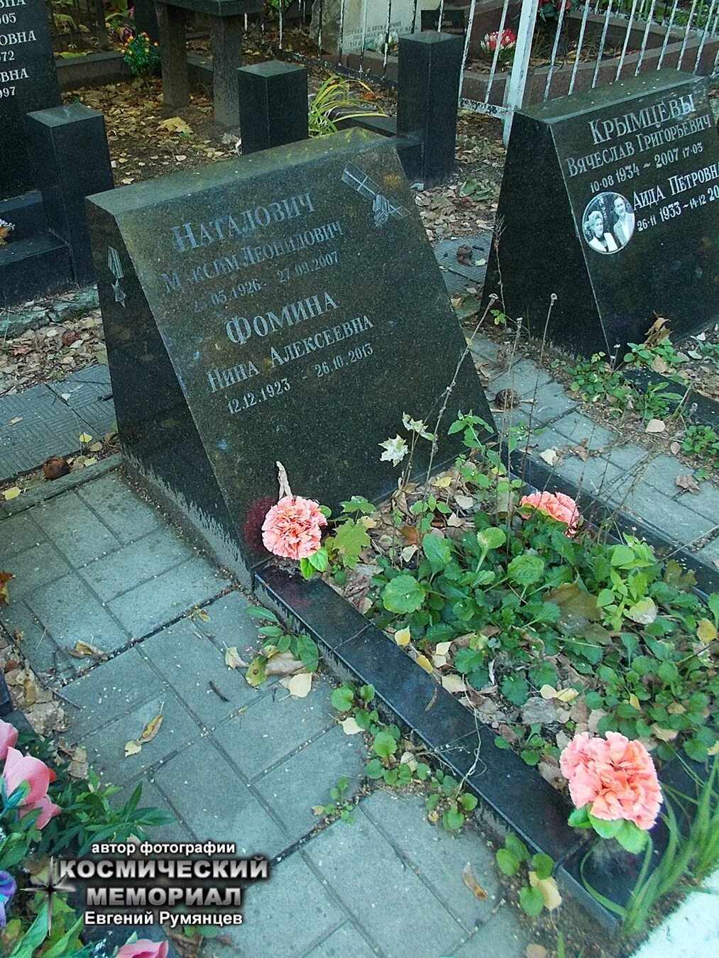 могила стивена хокинга. памятники на захоронение урны. захоронение урны в родственную могилу. стивен хокинг могила. похороны стивена хокинга.