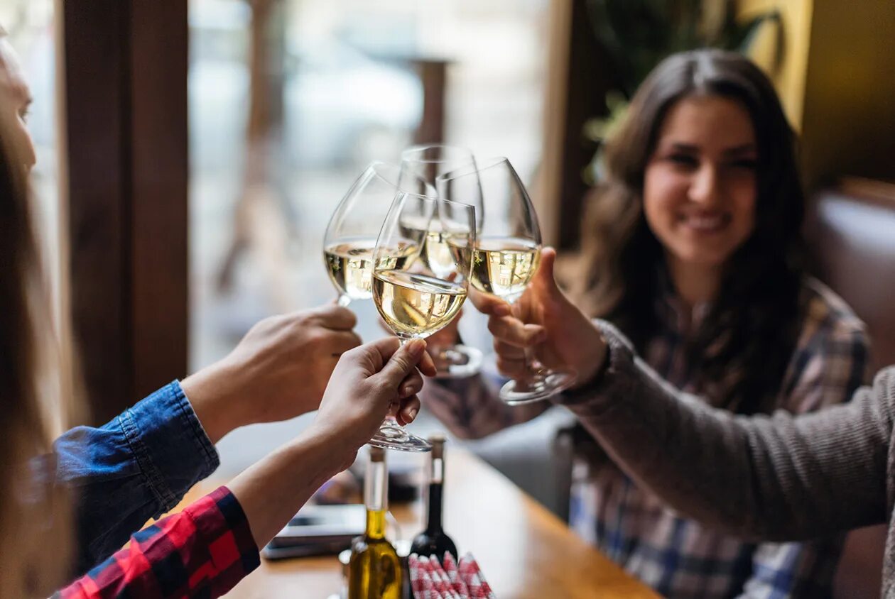 вечеринка с вином. вино friends. вино в компании друзей. чокаются бокалами. чокаются бокалами.