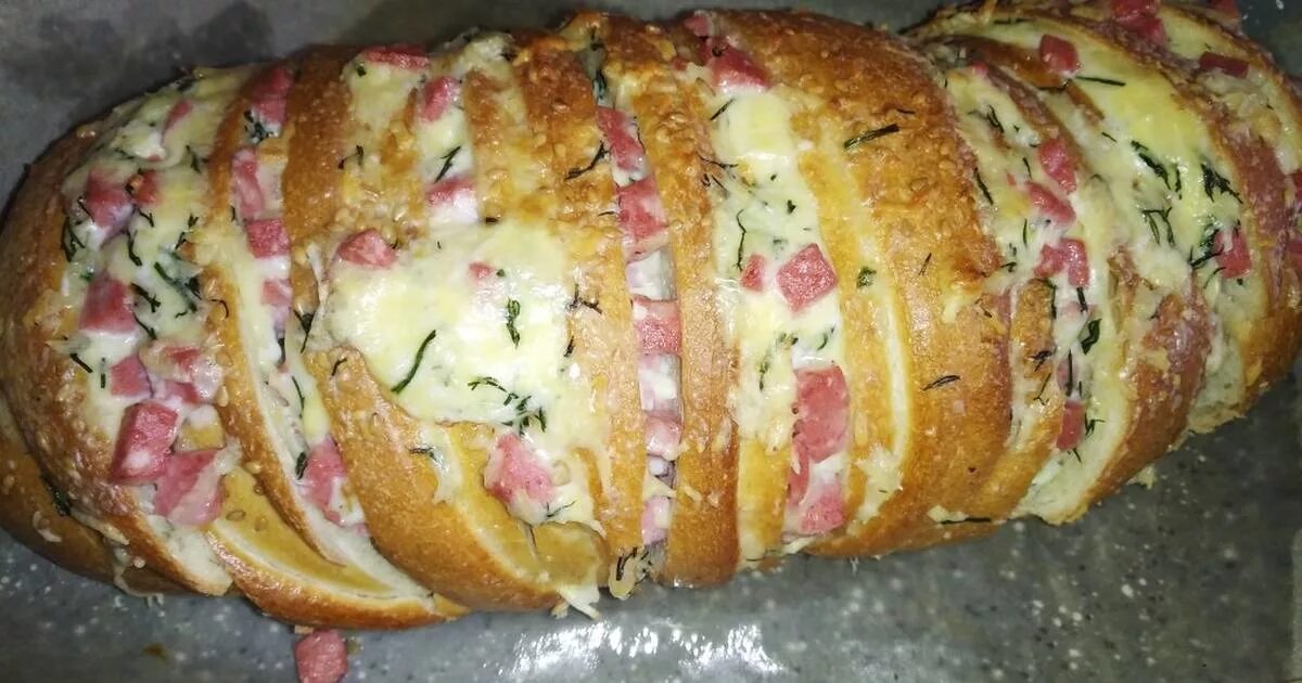 В батоне в духовке колбаса. Бутерброд из батона. Бутерброд с сосиской и сыром. Багет с колбасой и сыром. В батоне в духовке колбаса.