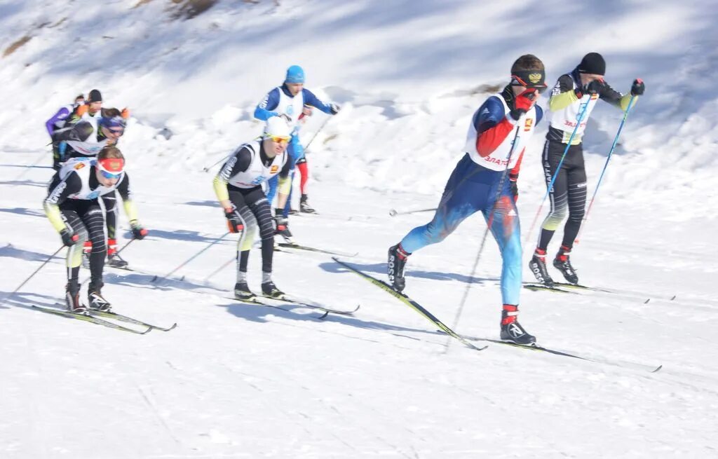 Юный лыжник. Лыжный спорт для подростков. Лыжники дети. Лыжные гонки школьники. Школьники на лыжах.