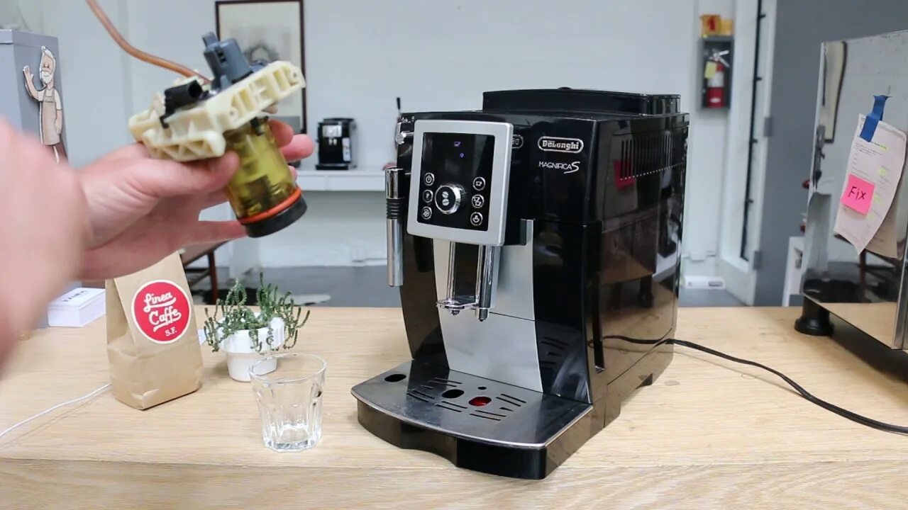 Сервис ремонта delonghi. Delonghi magnifica 3300 заварочная головка. Delonghi magnifica s в разрезе. De'Longhi magnifica ECAM 22.110 заварочный узел. Ручка дозатора кофе для Delonghi ECAM 22.110.