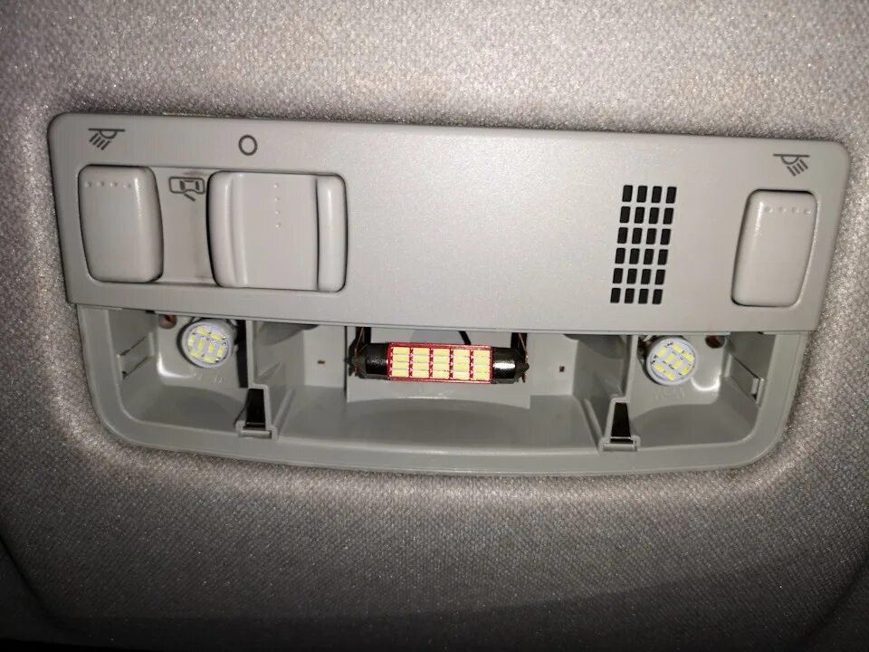 Как снять плафон освещения салона омода с5 Interior trim details: Roof panel 5-door car (Freelander 1, 1997-2006) LRman.r