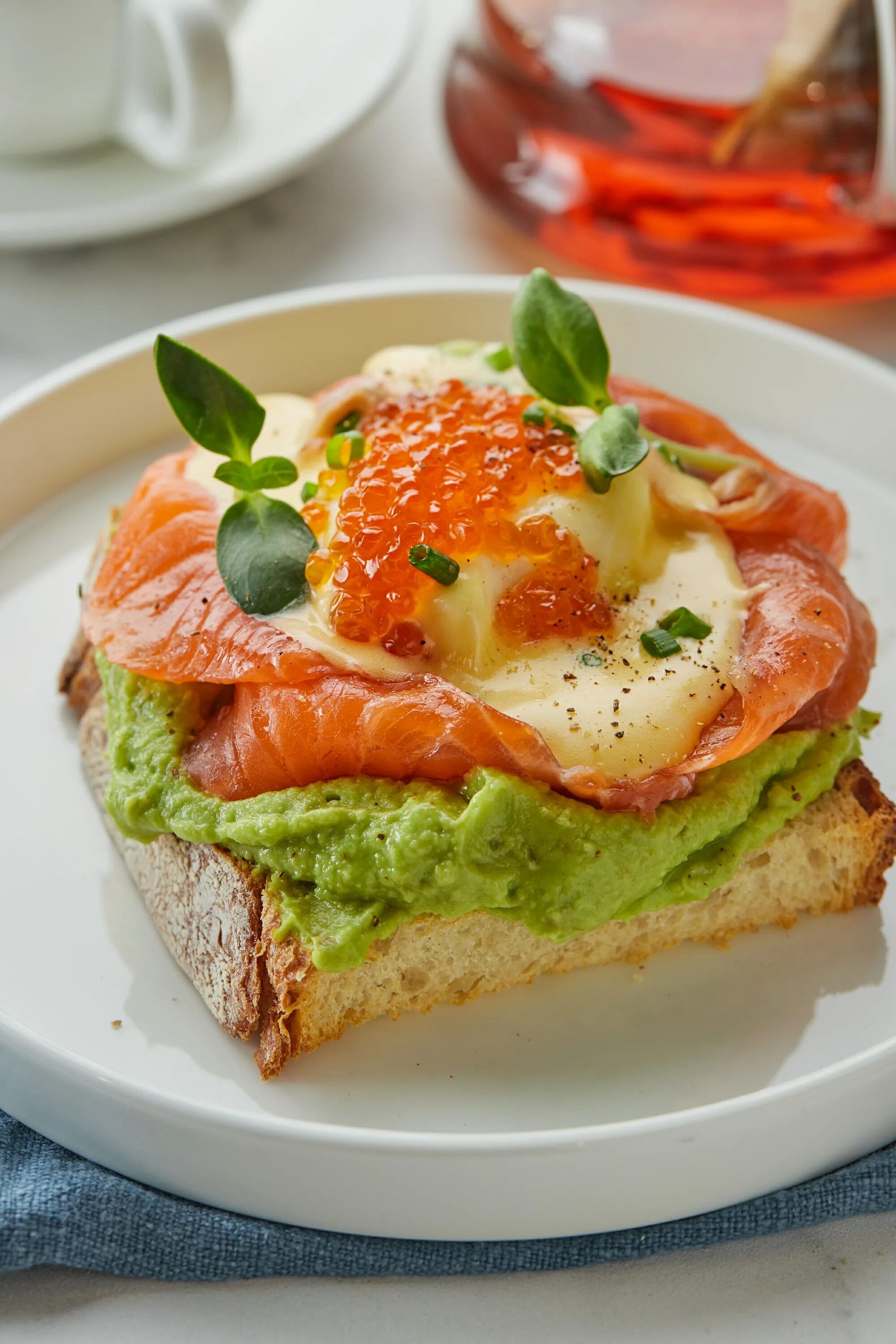 бутеры с авокадо и красной рыбой. бутер с авокадо и красной рыбой. бутерброд с семгой и авокадо. бутер с авокадо и красной рыбой. бутерброд пп с авокадо и семгой.