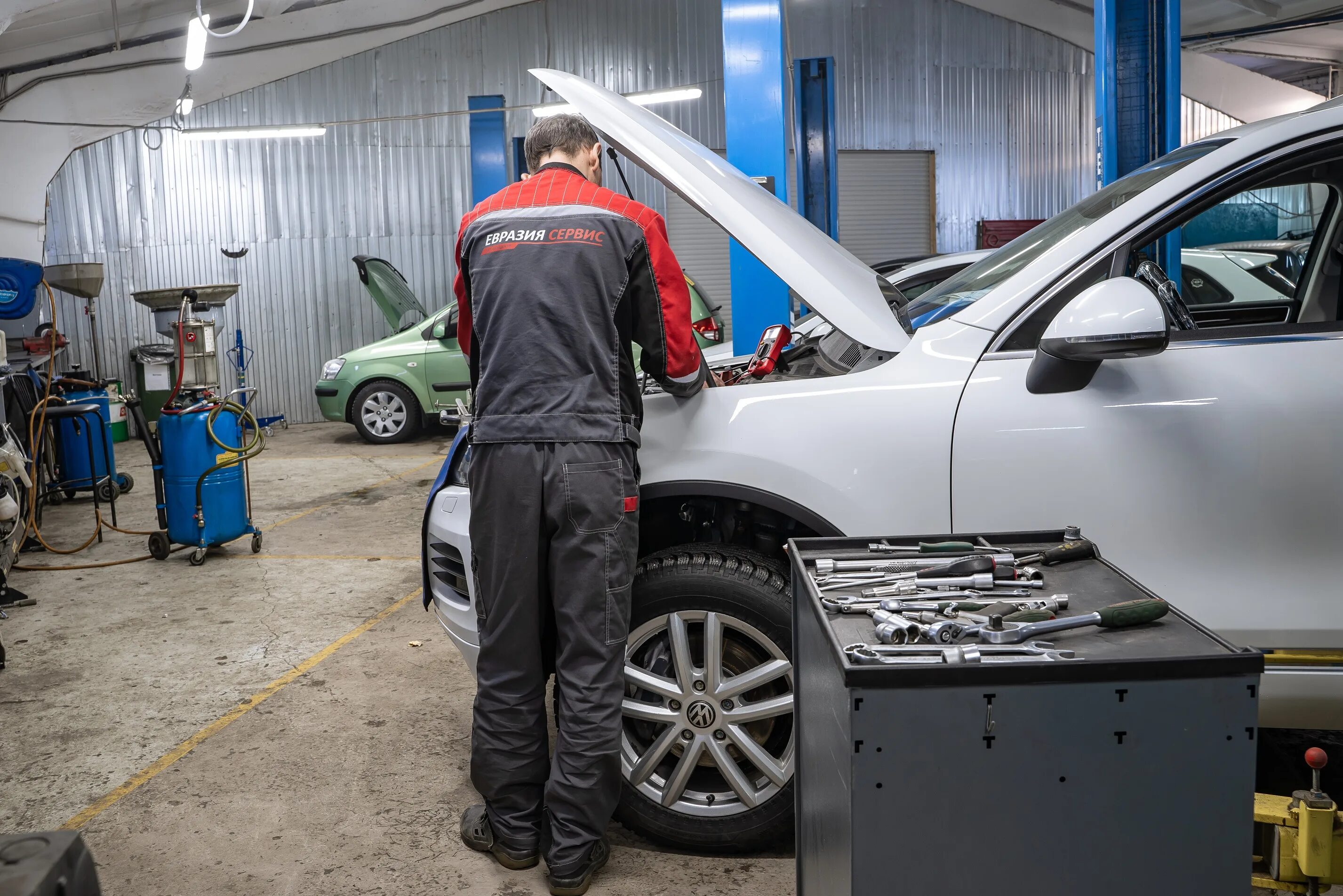 машина в автосервисе. техническое обслуживание омск. станция техобслуживания автомобилей. ремонтная мастерская автомобилей. станция тех обслуживание графит желтый.