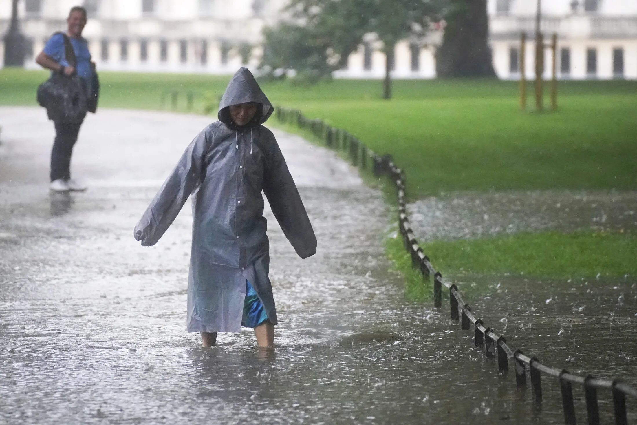Дождь в лондоне. Потоп в Лондоне. Затопило Лондон 2021. Наводнение в Лондоне 2014.