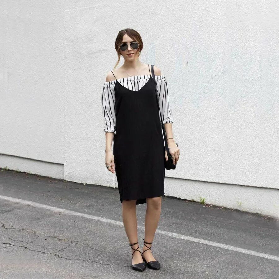 сарафан поверх водолазки.