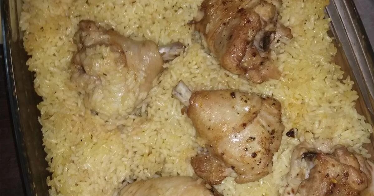 Рецепт приготовления курицы с рисом. Рис с курицей в духовке. Кура с рисом в духовке. Курочка с рисом в духовке. Окорочка в духовке с рисом.