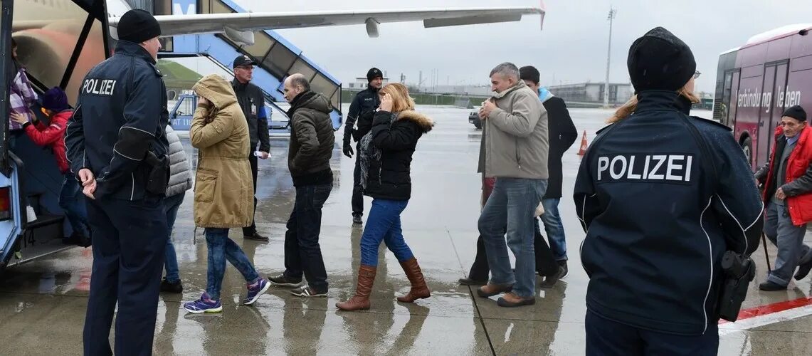 Депортация беженцев. Депортация в современном мире. Депортации в Азербайджане. Самолет выдворение. Аэропорт домодедово депортация мигрантов