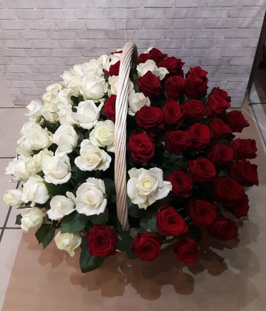 Букет цветов розы дома. Букет роз в доме. букет роз дома. дом с розами. букет из роз в доме.