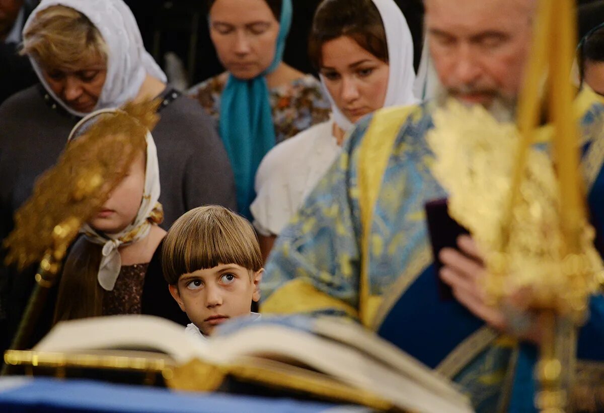 Молебен слушать. Православные люди. Православный народ. Лица людей в храме.