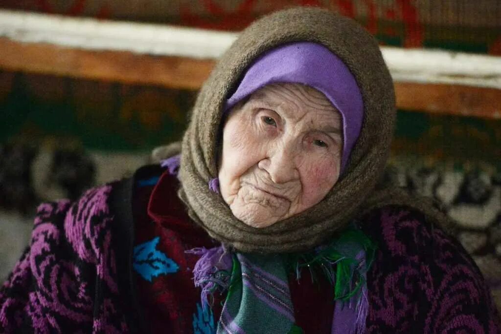 пожилая женщина в приюте. бабушка улыбается. бабушка оксана. старая бабушка. старушка в доме престарелых.