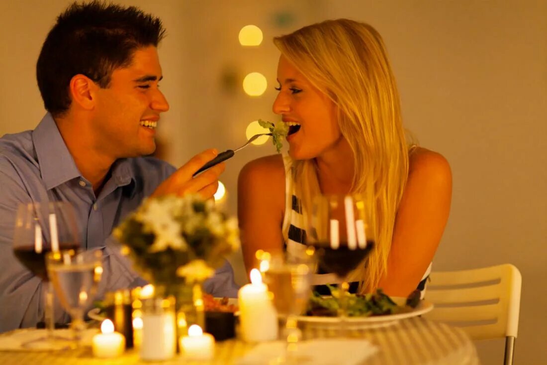Пара в ресторане. Романтическое свидание в ресторане. Романтический ужин парень и девушка. Блондинка в кафе с мужчиной. Ужин вдвоем