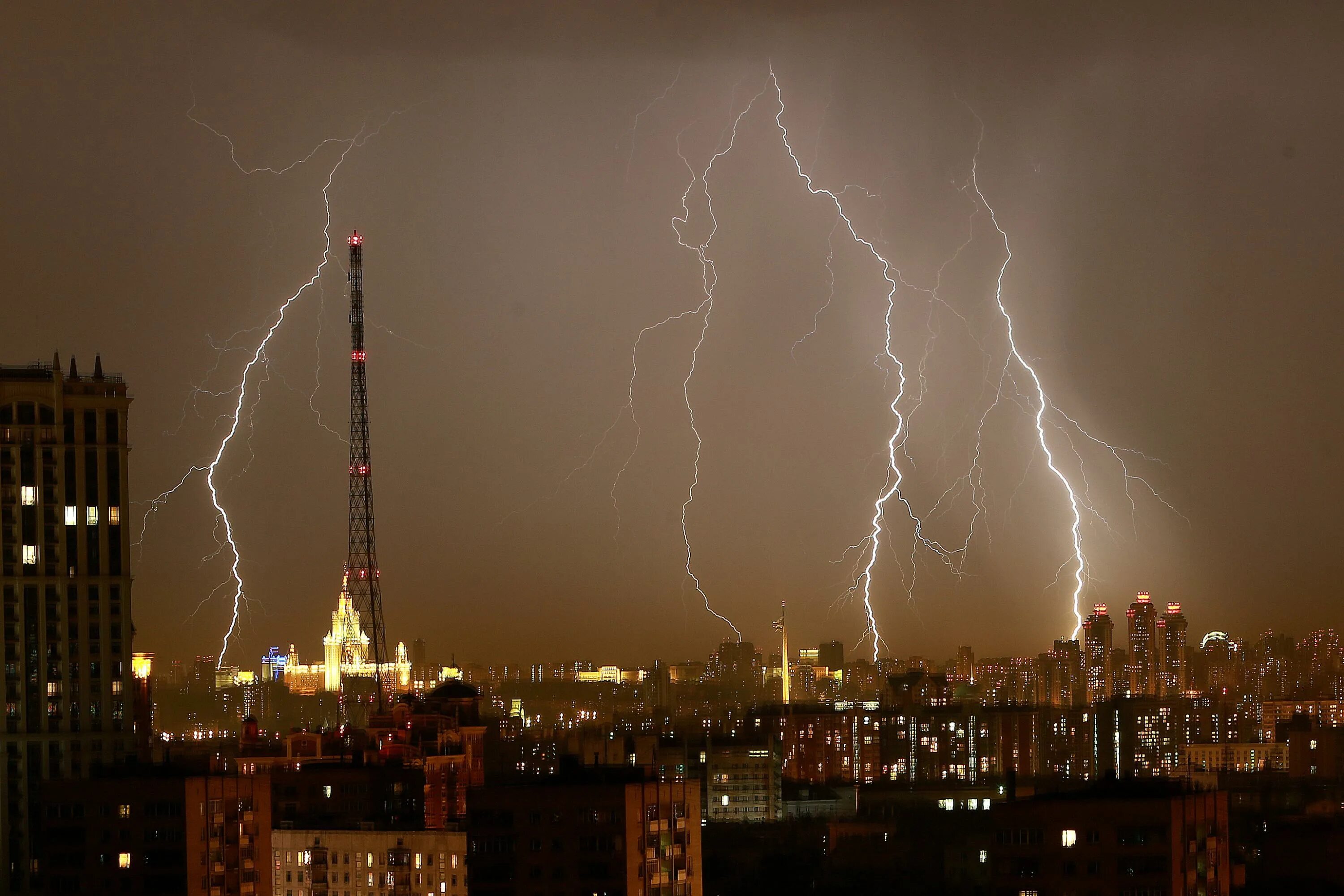 Штормовая погода в москве. Молния в Останкинскую башню. Останкинская телебашня гроза. Гроза в Москве. Москва гроза и молния.