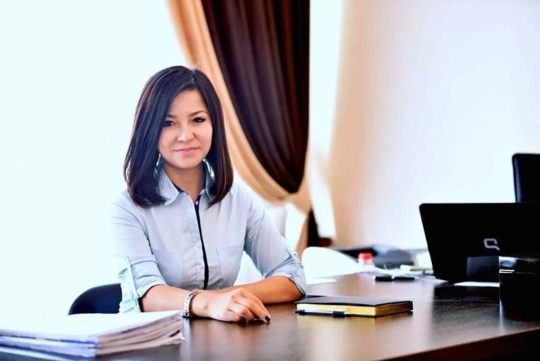 Казашка в офисе. Казашки секретари. Секретарь казахский женщина. Казашка на работе