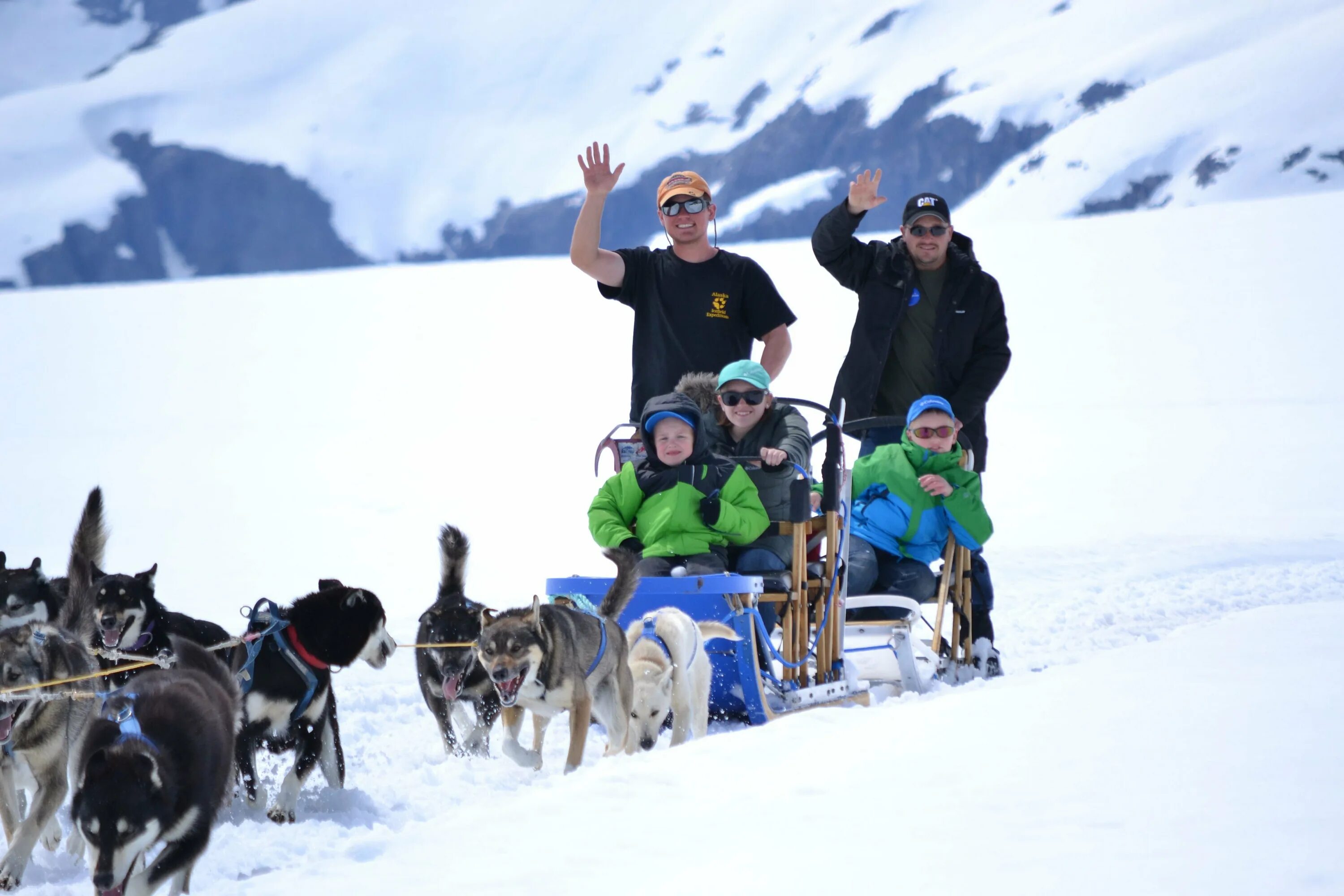 Аляска путешественники. Dog sledding in Alaska. Аляска туризм. Путешествие на Аляску. Экскурсия по Аляске.