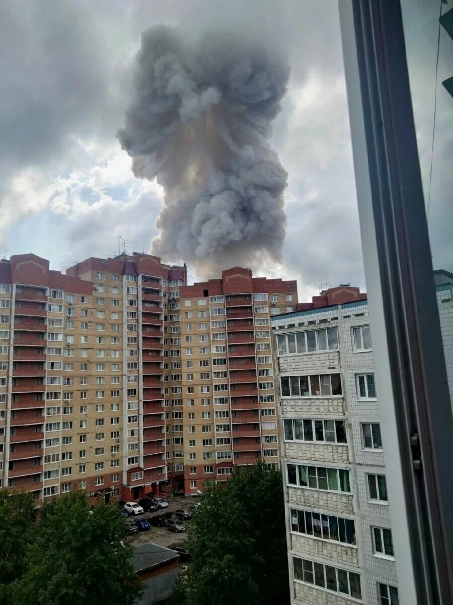 Новости взрыв в москве сегодня 2023. Сергиев Посад завод взрыв. ЗОМЗ Сергиев Посад. Многоэтажный дом. Сергиевом Посаде прогремел мощный взрыв.