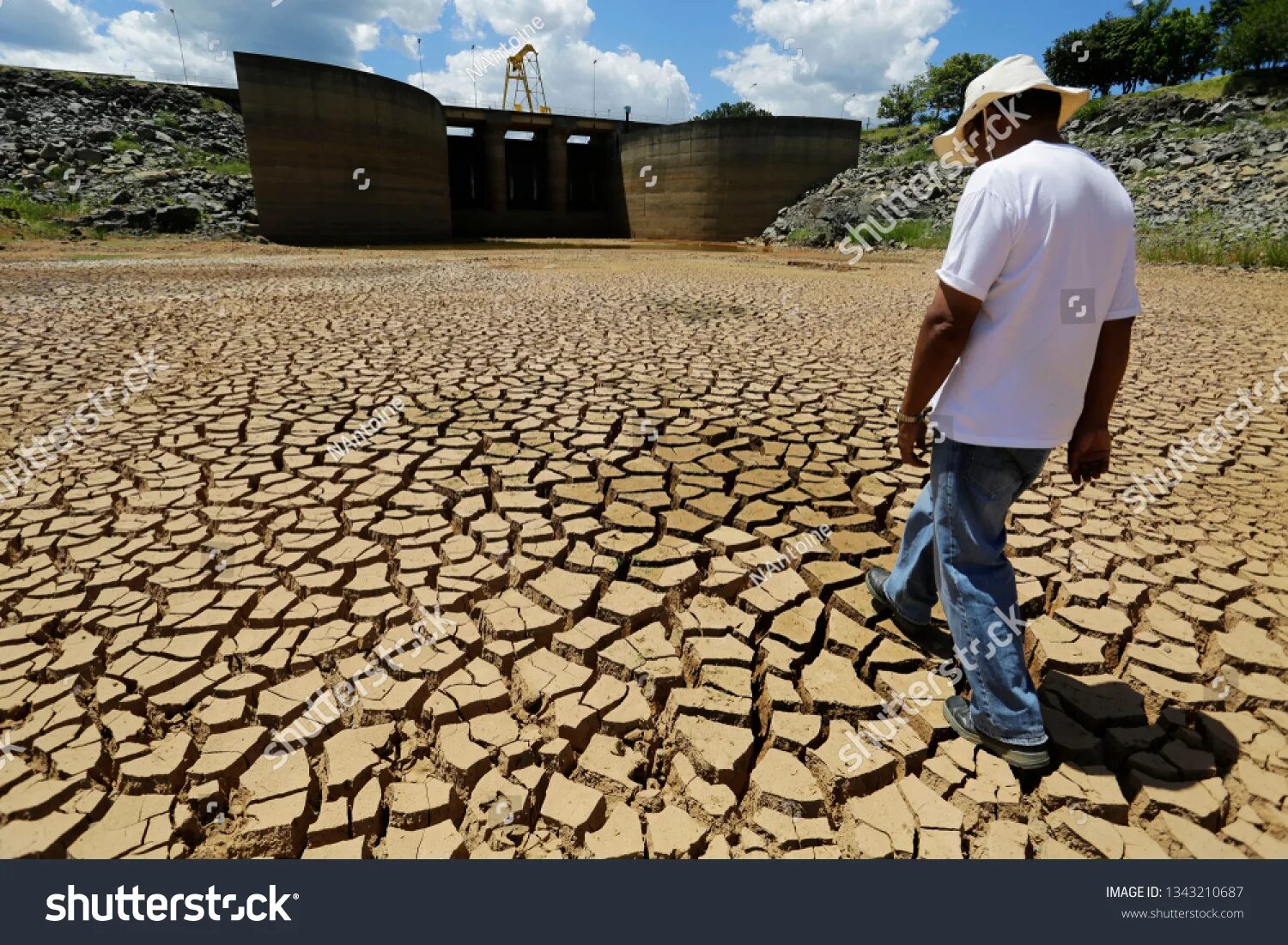 Засуха Майя. Капля засуха. Надпись drought. Засуха в Бразилии уничтожает популяцию рыб.