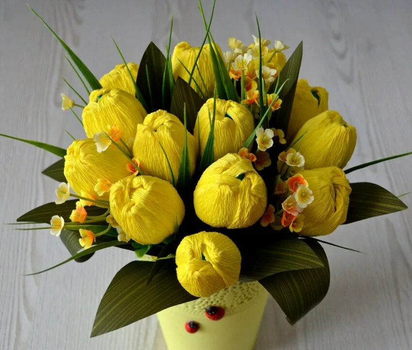 Букет из конфет рафаэлло и тюльпаны. Тюльпаны из конфет и гофрированной бумаги. Конфетный букет тюльпаны. Букет из гофрированной бумаги. Конфетный букет.