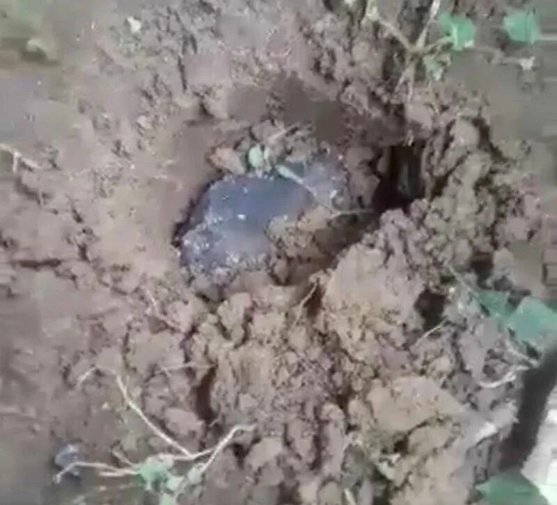 Падающие камни. Камень упал на землю. Камнем на землю упала. Голубой метеорит камень. Гора тандиль.