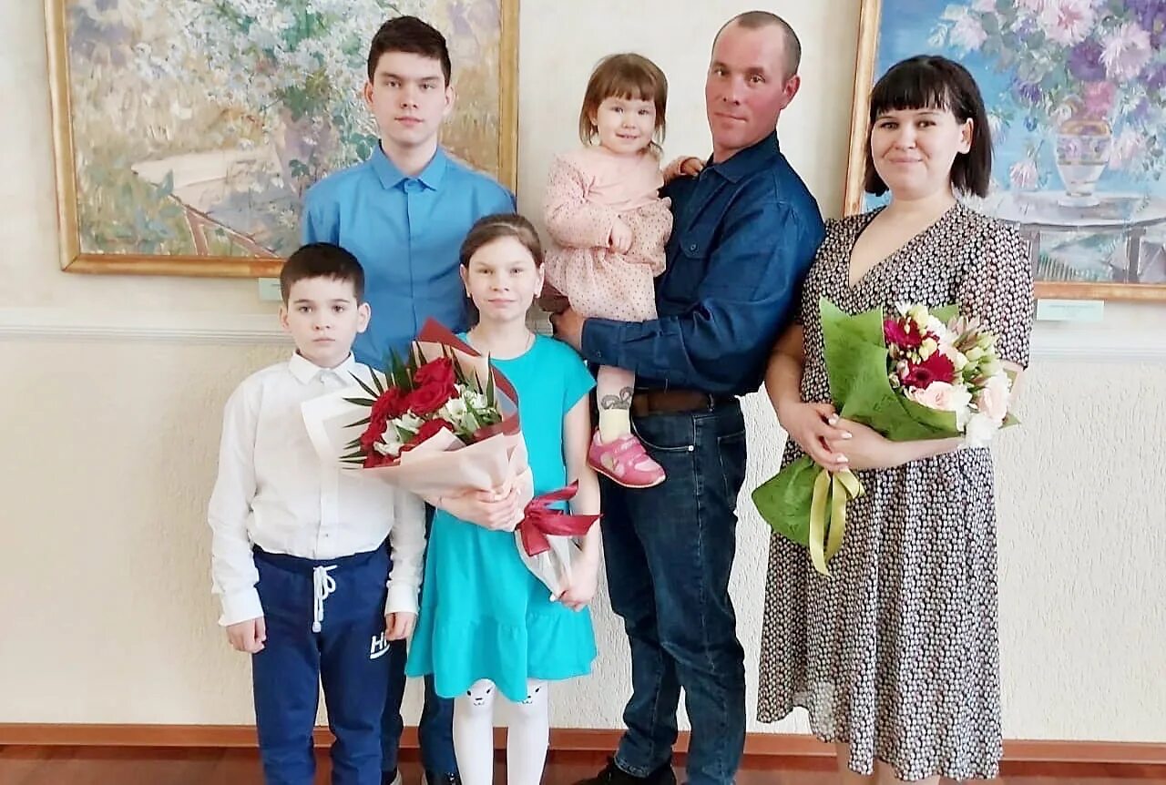 10000 многодетным семьям в 2025