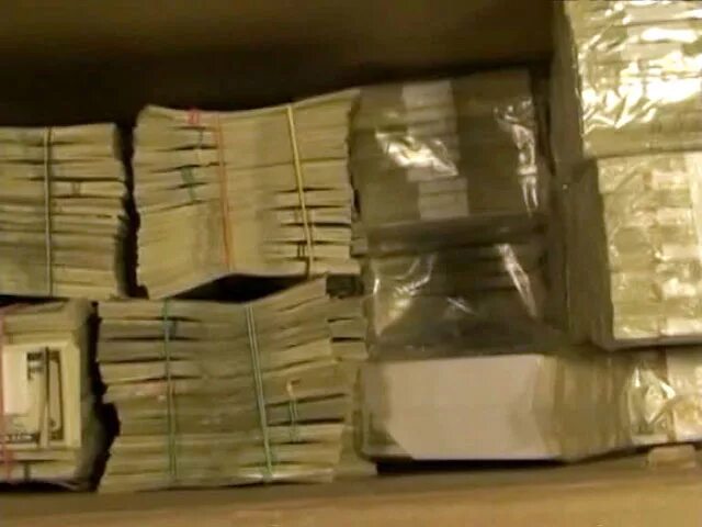 поставил 5 миллионов. нашел миллион долларов. деньги в банковской упаковке. пачка денег. деньги в банковской упаковке.