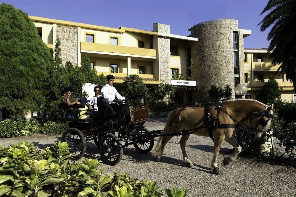 Horse отель. Horse country club сардиния. green horse отель. кантри резорт конные. «загородный отель horseka resort».