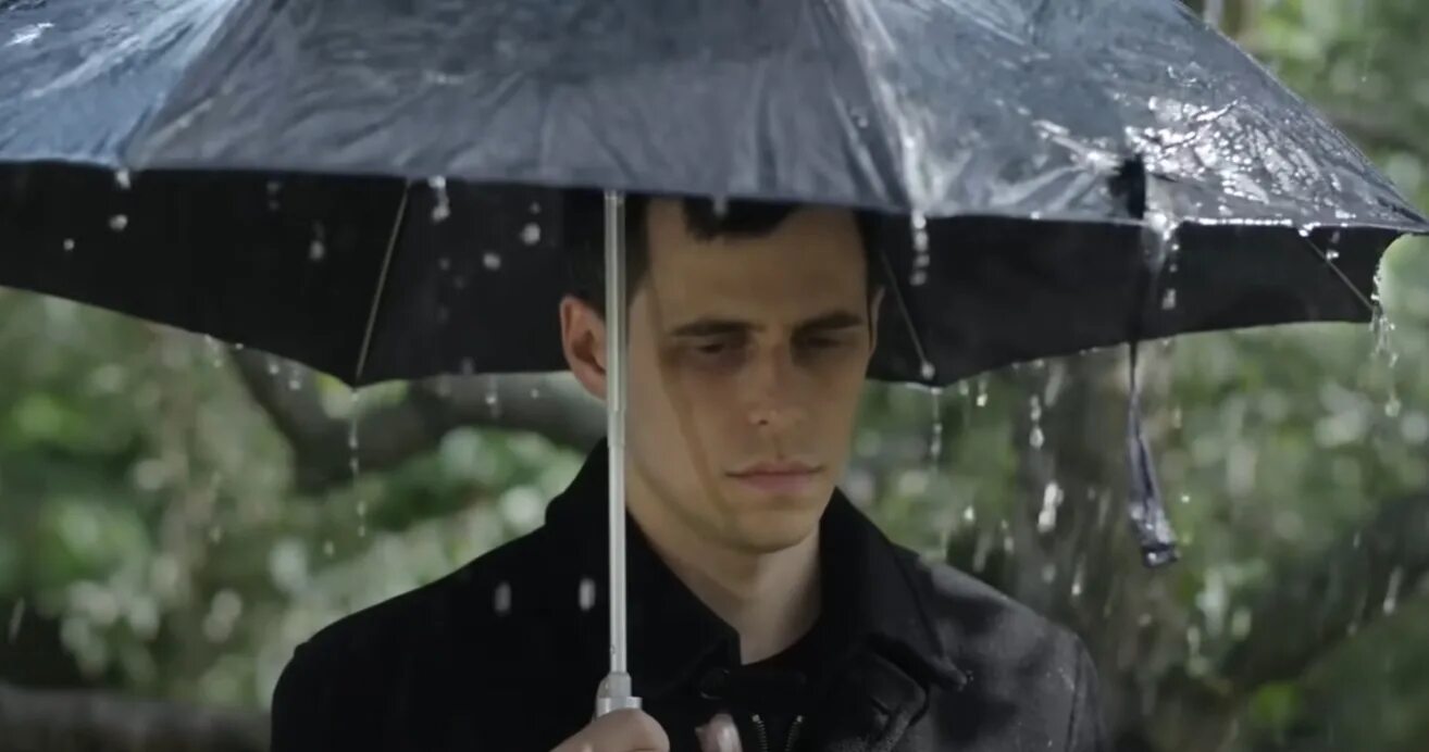 Грустный человек с зонтом. Мужчина с зонтом. Парень с зонтиком. Человек дождя.
