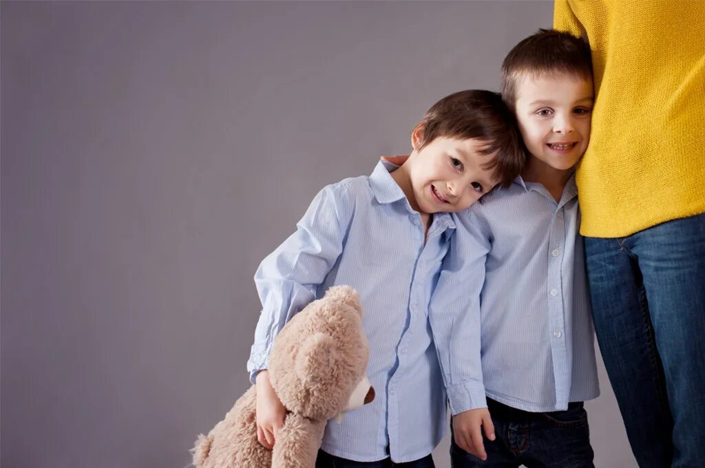 Младенцы обнимаются сток. Конфеты обнимашки. Children boy and mother. Сын и мать одно лицо фото. Объятия дети.
