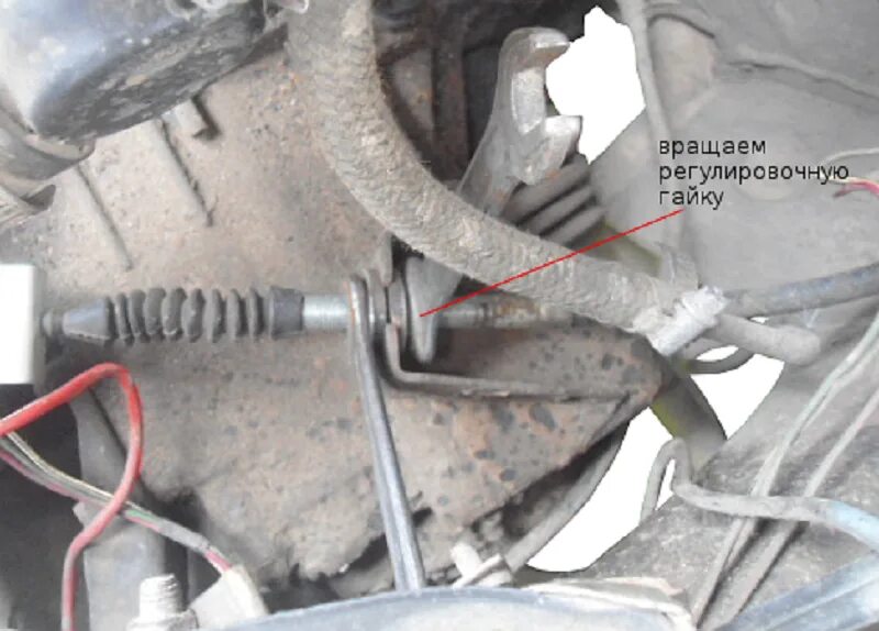 Почему жесткое сцепление. Подтянуть сцепление ВАЗ 2109. Отверстия троса сцепления ВАЗ 2109. Сцепление ВАЗ 2115 контргайка. Регулировка троса сцепления 2109.