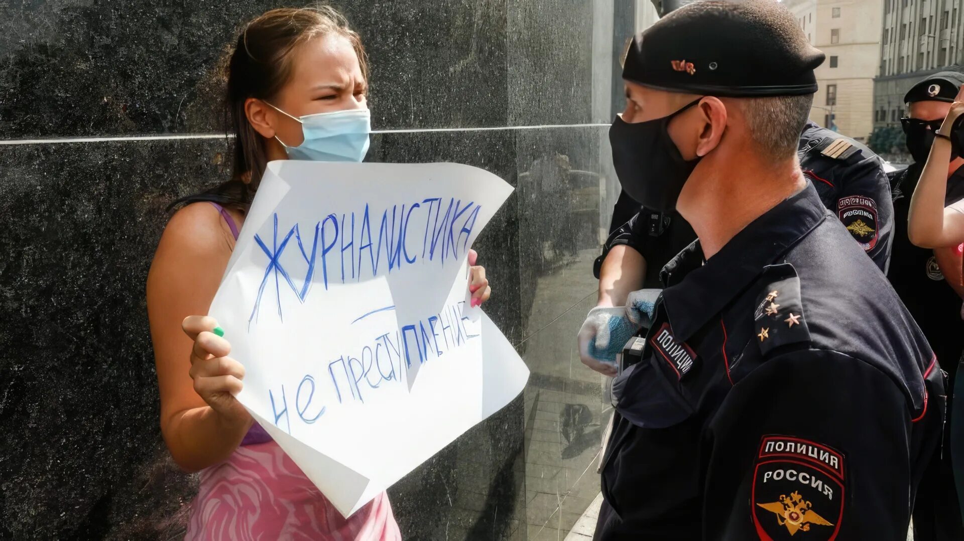 Свободу соскам. Свободу соскам. Журналисты и полиция. Движение свободу соскам. Свободу соскам.