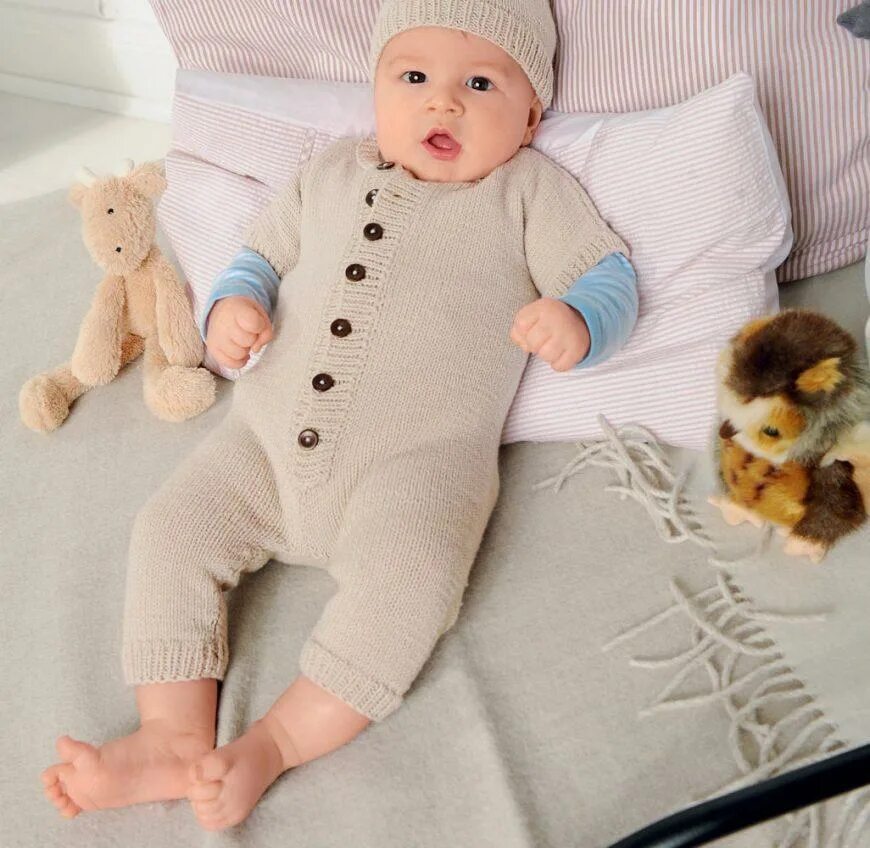 Детские вязаные комбинезоны для новорожденных. Комбинезон с косами для новорожденного. Вязаный детский комбинезон мишка. Комбинезон для новорожденных спицами. Фото вязаных комбинезонов.