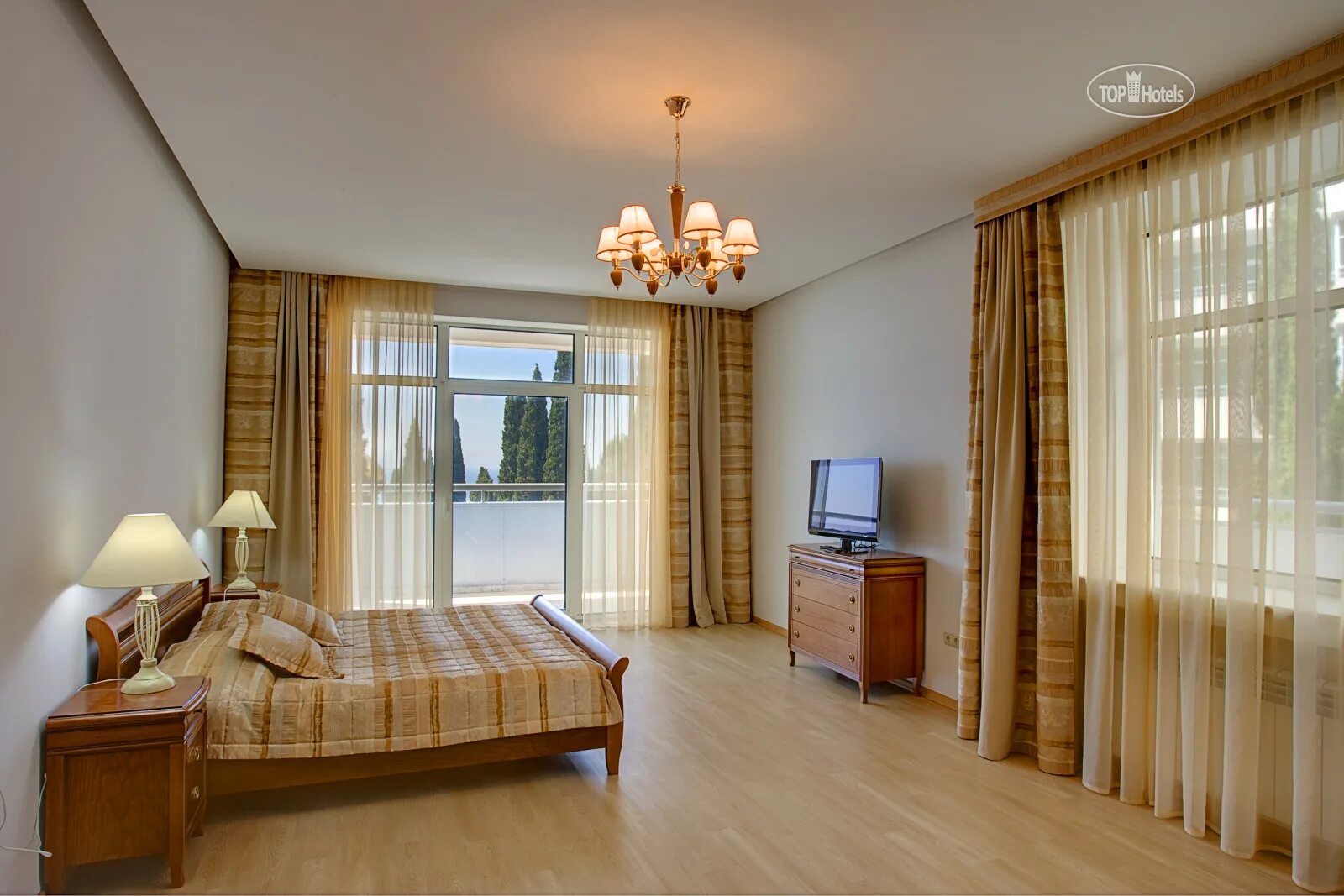 Отель respect Hall Resort Spa Крым. Отель респект Холл Ялта. Отель Кореиз спа.