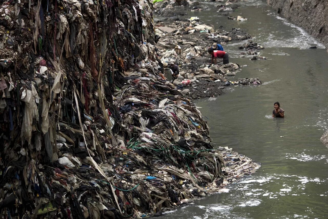 Самое страшное лето. Река Цитарум Индонезия. Шахта свалка Гватемала. Огромные мусорные свалки.