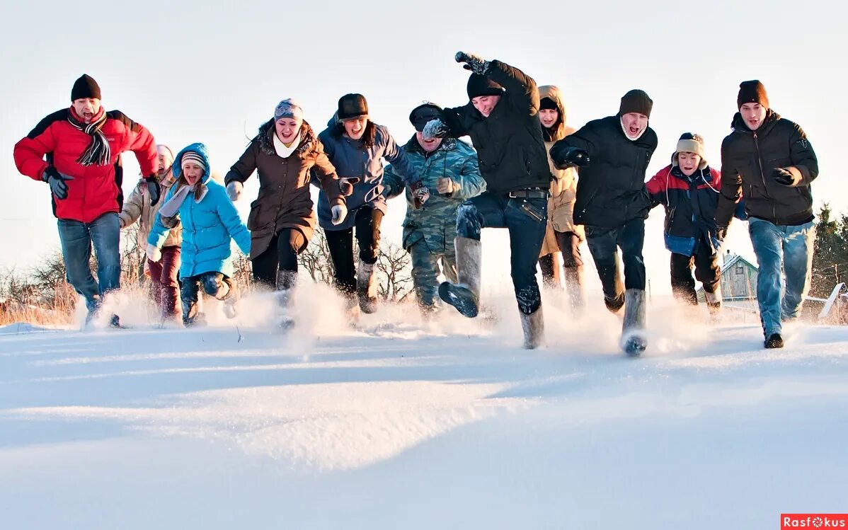 словакия фотография с людьми. нарисованная толпа. орава людей. мужчина лежит на траве. друзья зима.