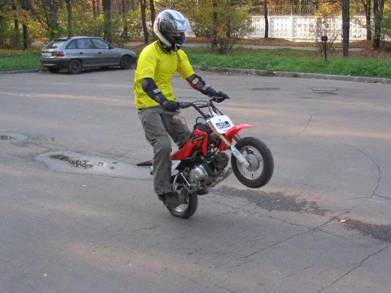 Можно кататься на питбайке по городу. Дертовый мотоцикл. Хода питбайк. Ребенок на питбайке. Питбайки без прав.