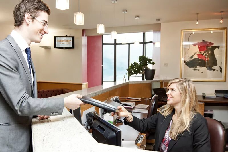 Общение с клиентами в турфирме. Найм сотрудников. Алгоритм приема на работу схема. Собеседование. Человек на собеседовании.