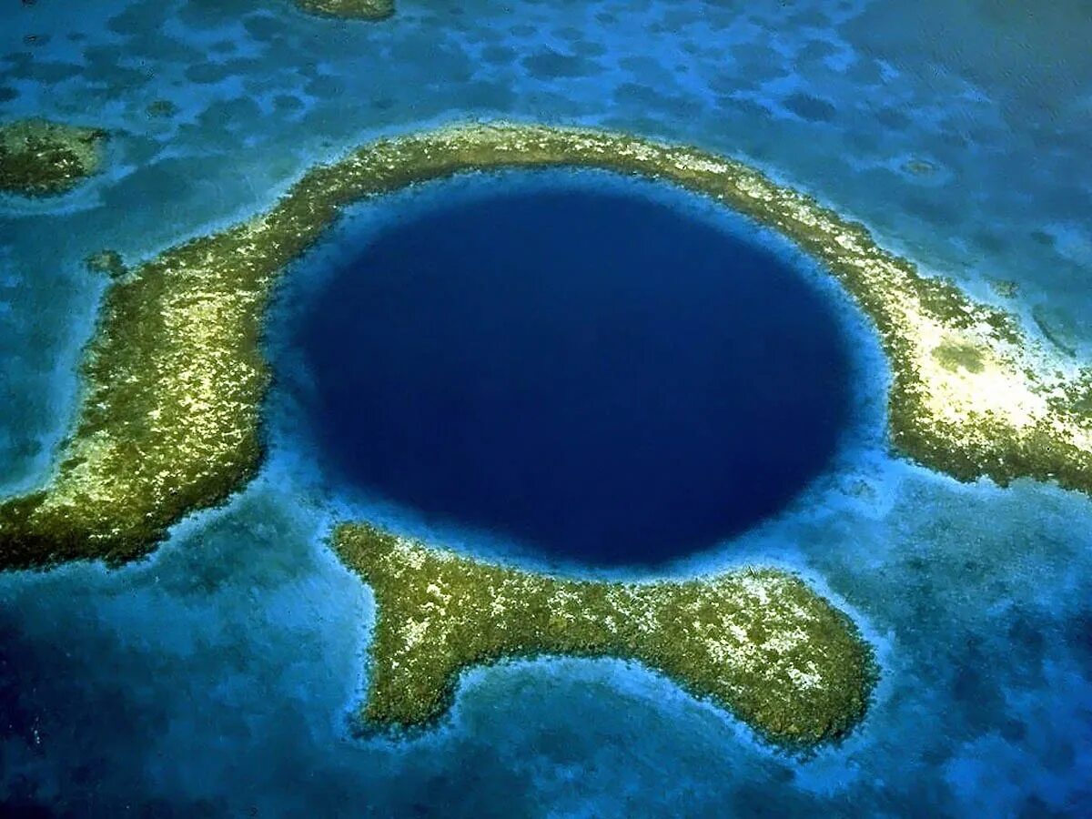 Самое большое море на земле. Белизский Барьерный риф и большая голубая дыра. Большая голубая дыра, Лайтхаус-риф. Большая голубая дыра Юкатан. Большая голубая дыра Белиз Центральная Америка.