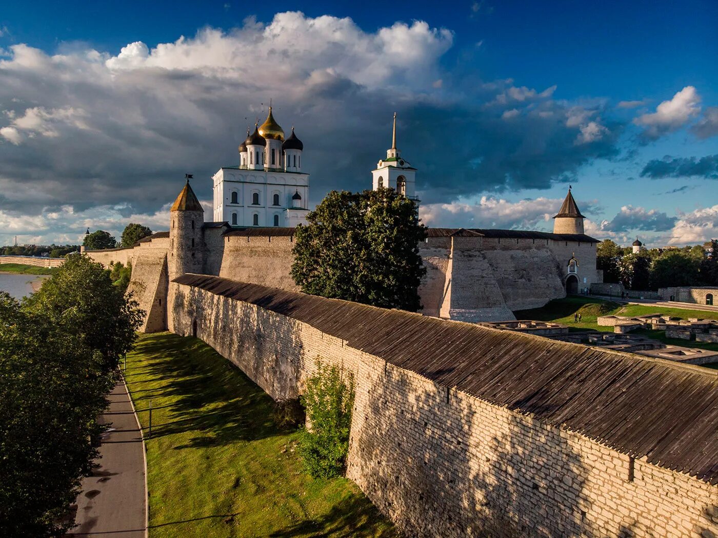 Тур псков великий новгород. Псковский Кремль Псков. Псковский Кремль кром. Каменный Кремль в Пскове. Изборск Кремль Псков.