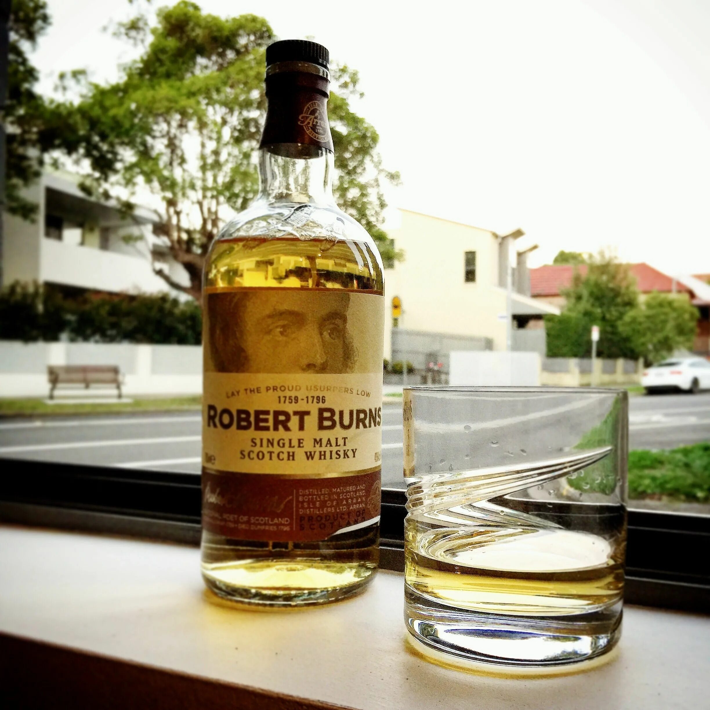 Виски роберт бернс 0. Бернс виски. 7. Arran robert burns blended scotch whisky. Виски роберт бернс бленд 0,7л.