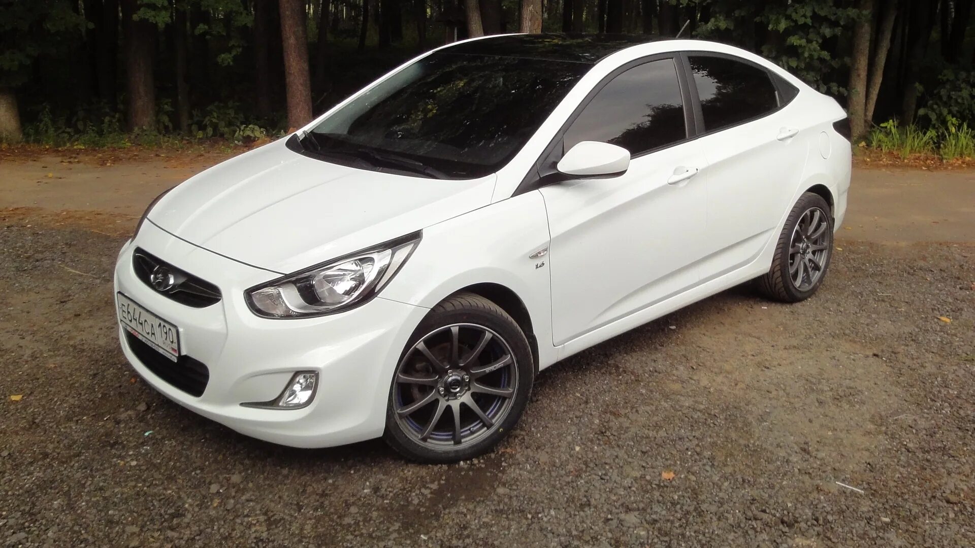 Solaris hyundai хэтчбек белый r17 вертушки. Hyundai solaris 2012 на дисках р16. Диски хендай солярис 2012. Белый солярис r17. Диски хендай солярис 2012.